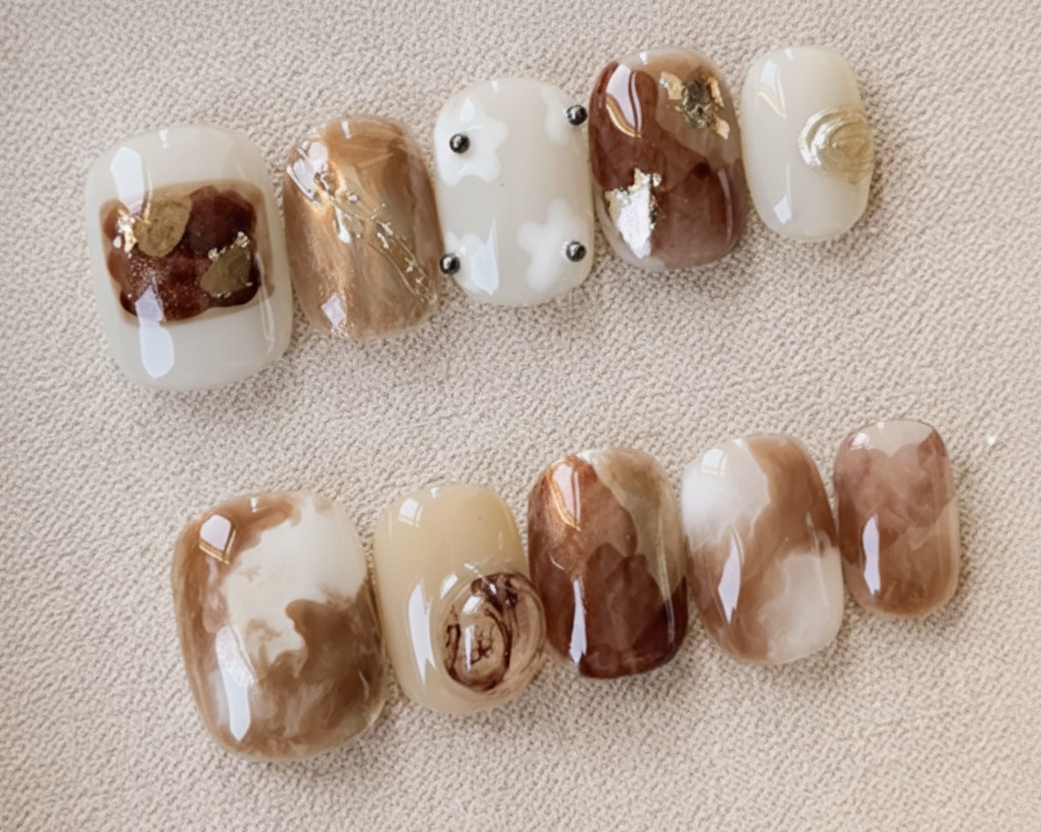 MOONLEE Caramel Torte 10-piece press-on nail set display - marble gold foil